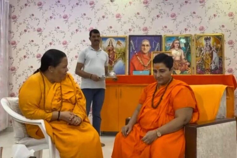 ‘मैं उम्र में बड़ी, ये तप में बड़ी’ — उमा भारती का साध्वी प्रज्ञा को भावुक सम्मान