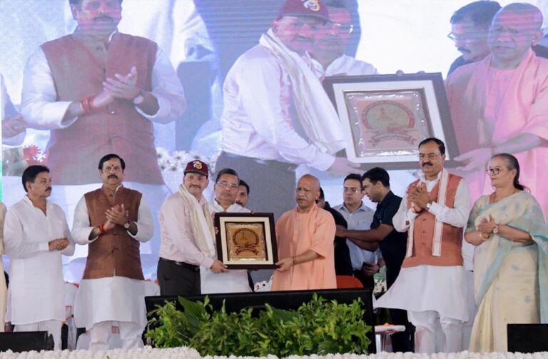 मुख्यमंत्री ने काकोरी शहीद स्मारक में स्थित शहीदों की प्रतिमा पर माल्यार्पण एवं पुष्प अर्पित कर श्रद्धांजलि दी