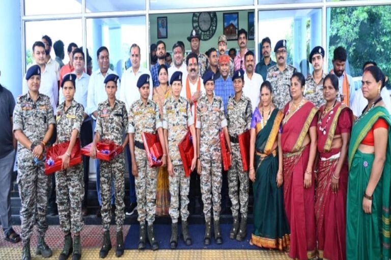 सरेंडर के बाद दंतेश्वरी फाइटर्स में शामिल महिला ने गृहमंत्री समेत अधिकारियों को बांधी राखी सरेंडर के बाद दंतेश्वरी फाइटर्स में शामिल महिला ने गृहमंत्री समेत अधिकारियों को बांधी राखी