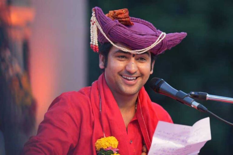 महिला तस्कर कहने पर फंसे प्रोफेसर, बागेश्वर सरकार को लेकर भड़काऊ बयान पर केस दर्ज