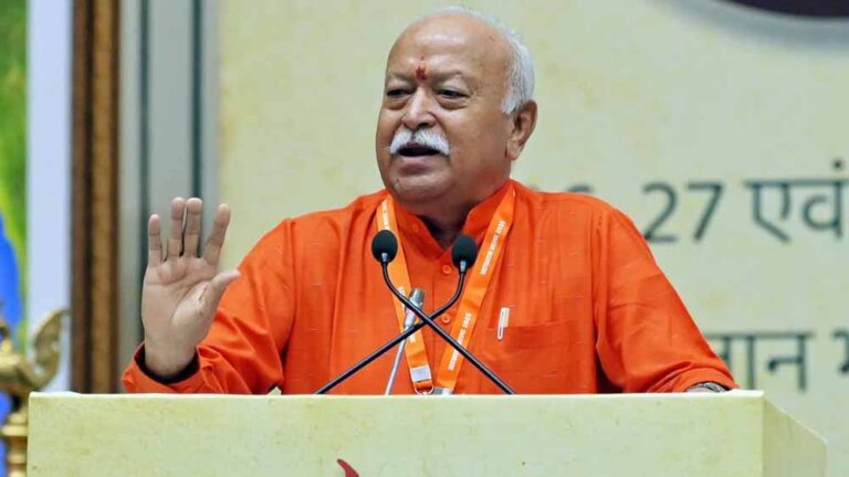 आबादी असंतुलन पर मोहन भागवत का बयान- हर परिवार में हों 3 संतान आबादी असंतुलन पर मोहन भागवत का बयान- हर परिवार में हों 3 संतान