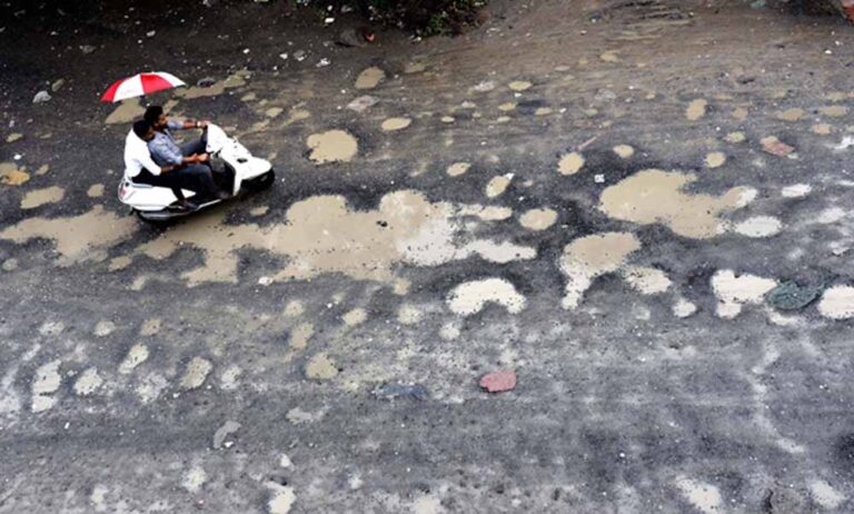 खस्ताहाल सड़कों का कहर: इंदौर में बढ़ रहे स्पाइनल प्रॉब्लम के मरीज