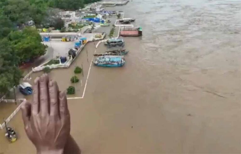 गंगा नदी ने दिखाई तेजी, यूपी के इन जिलों में बाढ़ का अलर्ट जारी, कई गांव जलमग्न