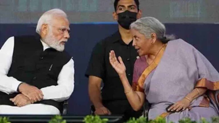 महंगाई से मिलेगी राहत? फूड और कपड़ों को 5% GST में लाने की तैयारी महंगाई से मिलेगी राहत? फूड और कपड़ों को 5% GST में लाने की तैयारी