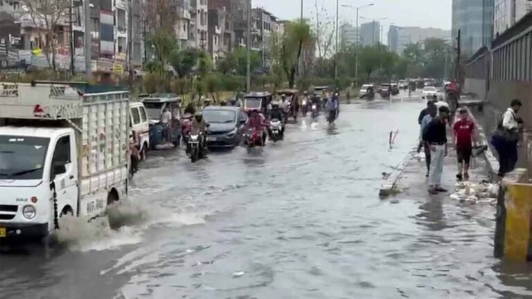 बारिश ने बदला मौसम, नोएडा में सुहानी राहत