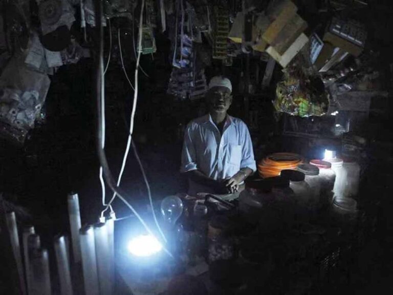 कराची में बिजली संकट, 50 घंटे की कटौती पर नागरिकों ने किया विरोध कराची में बिजली संकट, 50 घंटे की कटौती पर नागरिकों ने किया विरोध