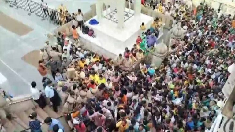 राधारानी अभिषेक दर्शन के दौरान अफरा-तफरी, बैरियर टूटने से श्रद्धालु घायल