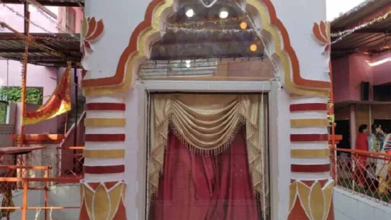 शारदा भवानी मंदिर कश्मीर में तीन दशकों बाद फिर हुआ उद्घाटित, स्थानीय मुस्लिमों का सम्मानजनक बयान शारदा भवानी मंदिर कश्मीर में तीन दशकों बाद फिर हुआ उद्घाटित, स्थानीय मुस्लिमों का सम्मानजनक बयान