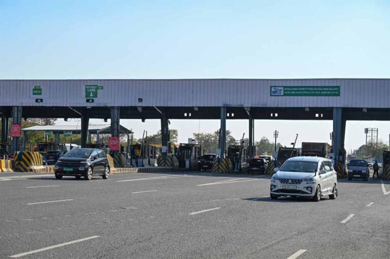 टोल वसूली पर सुप्रीम कोर्ट का फटकारा, खराब रोड पर पैसे लेने पर आपत्ति टोल वसूली पर सुप्रीम कोर्ट का फटकारा, खराब रोड पर पैसे लेने पर आपत्ति