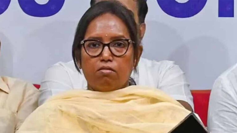 मुंबई कांग्रेस अध्यक्ष पद पर संकट, वर्षा गायकवाड़ की जगह नए नेता की तैयारी