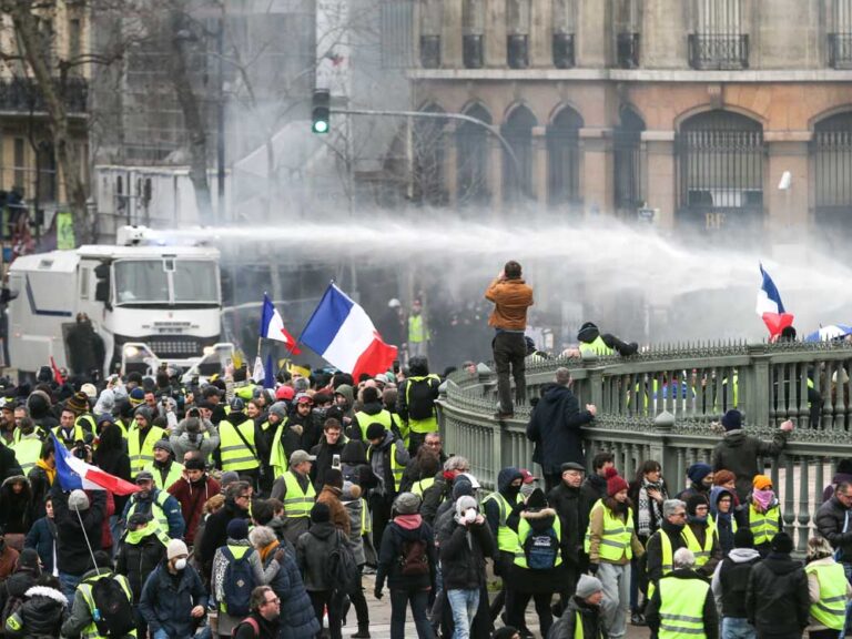 फ्रांस में हिंसक प्रदर्शन, 80,000 पुलिसकर्मियों की सख्त तैनाती फ्रांस में हिंसक प्रदर्शन, 80,000 पुलिसकर्मियों की सख्त तैनाती