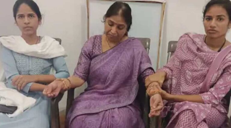 शिक्षा विभाग में हड़कंप, संकुल प्रिंसिपल रिश्वत लेते पकड़ी गईं, लोकायुक्त ने किया कार्रवाई शिक्षा विभाग में हड़कंप, संकुल प्रिंसिपल रिश्वत लेते पकड़ी गईं, लोकायुक्त ने किया कार्रवाई