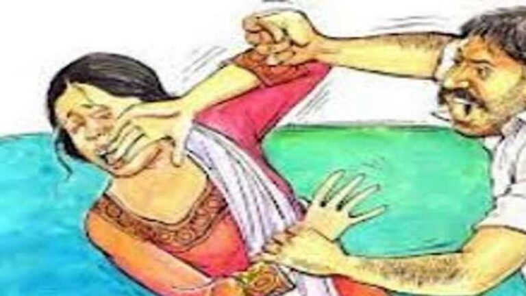 लेक्चरर की हैवानियत: पत्नी के साथ सरेआम की शर्मनाक हरकत, जबरन दूसरे से सिंदूर भरवाया