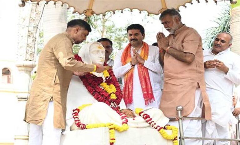 माँ नर्मदा और देवी अहिल्या बाई का इंदौर से है गहरा नाता: मंत्री पटेल ने व्यक्त की श्रद्धा माँ नर्मदा और देवी अहिल्या बाई का इंदौर से है गहरा नाता: मंत्री पटेल ने व्यक्त की श्रद्धा