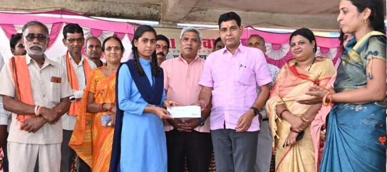 मंत्री टंकराम वर्मा ने प्रार्थना व किचन शेड का भूमिपूजन, 57 छात्राओं को साइकिल वितरित