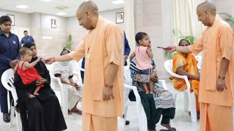 जनता दर्शन: प्रदेश भर से आये हर पीड़ित से मिले मुख्यमंत्री