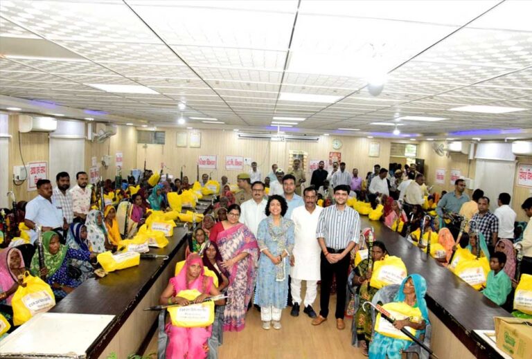 सीएम योगी के मार्गदर्शन में लखीमपुर खीरी की डीएम दुर्गा शक्ति नागपाल की पहल पर बाढ़ पीड़ितों की मदद को आगे आए कॉरपोरेट सेक्टर, उद्यमी और स्वयंसेवी संस्थाएं