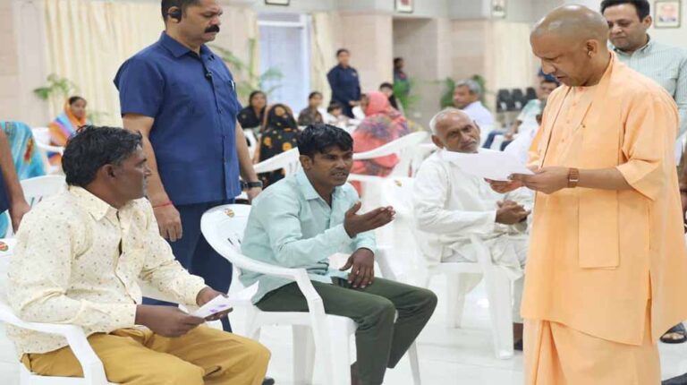 मुख्यमंत्री योगी आदित्यनाथ ने सोमवार को किया ‘जनता दर्शन’