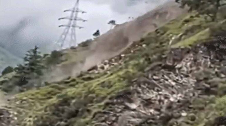 रेड अलर्ट के बीच हिमाचल में शिक्षा संस्थान बंद, लैंडस्लाइड में फंसी गाड़ियां