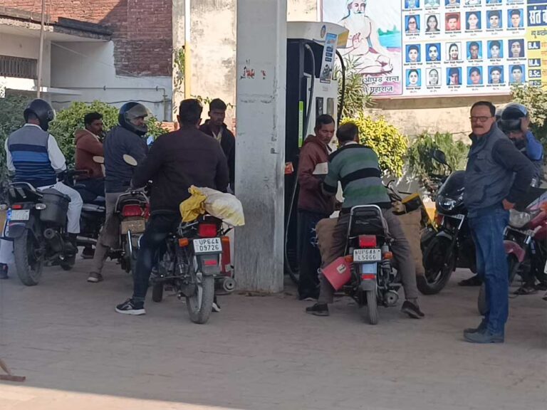 संचालकों के फैसले का असर नहीं, बिना हेलमेट वालों को मिल रहा पेट्रोल संचालकों के फैसले का असर नहीं, बिना हेलमेट वालों को मिल रहा पेट्रोल