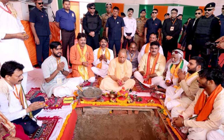 मुख्यमंत्री योगी आदित्यनाथ ने सरस्वती विद्या मंदिर वरिष्ठ माध्यमिक विद्यालय बसहवा का किया भूमि पूजन व शिलान्यास