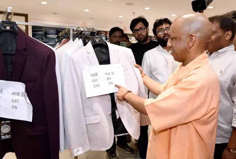 अगली पीढ़ी के जीएसटी सुधार पर सीएम योगी ने जनसंर्पक कर व्यापारियों व ग्राहकों से किया संवाद अगली पीढ़ी के जीएसटी सुधार पर सीएम योगी ने जनसंर्पक कर व्यापारियों व ग्राहकों से किया संवाद