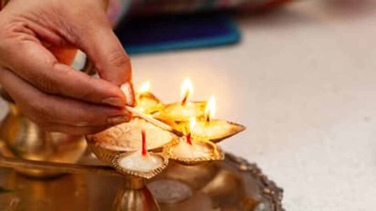 पूजा में सफलता के लिए वास्तु के सही तरीके से जलाएं दीपक