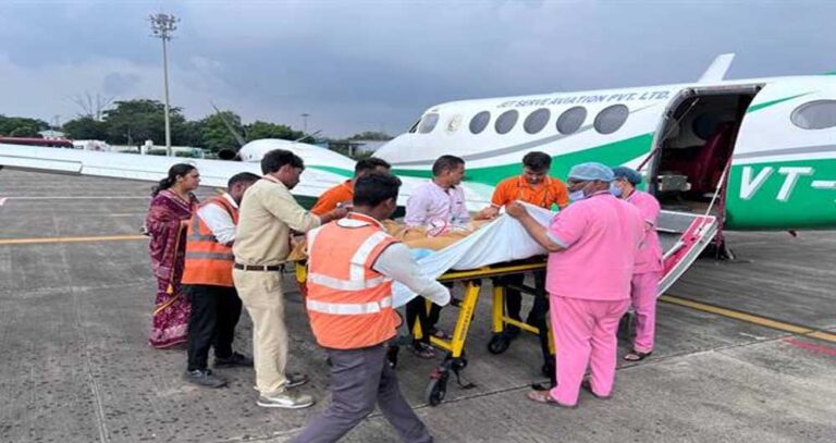 CM डॉ. यादव का मानवीय कदम: सड़क हादसे में घायल छात्रा को एयरलिफ्ट कर भेजा मुंबई इलाज के लिए CM डॉ. यादव का मानवीय कदम: सड़क हादसे में घायल छात्रा को एयरलिफ्ट कर भेजा मुंबई इलाज के लिए