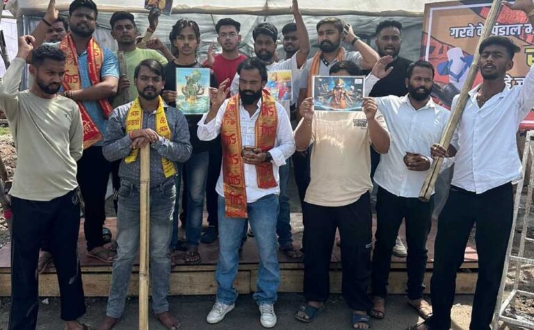 घर वापसी की धमकी और गंगाजल-गौमूत्र का ज़िक्र: गरबा आयोजन में लगा भड़काऊ पोस्टर घर वापसी की धमकी और गंगाजल-गौमूत्र का ज़िक्र: गरबा आयोजन में लगा भड़काऊ पोस्टर