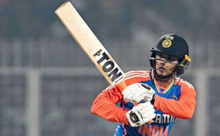 छक्कों का नया किंग: अभिषेक शर्मा ने रचा इतिहास, युवराज सिंह को छोड़ा पीछे छक्कों का नया किंग: अभिषेक शर्मा ने रचा इतिहास, युवराज सिंह को छोड़ा पीछे