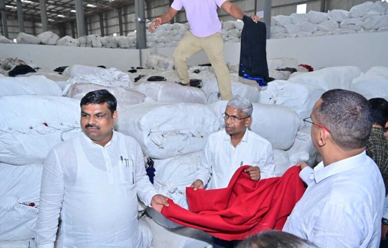 हाथकरघा उद्योग को बढ़ावा देने ग्रामोद्योग मंत्री का बुनकर संघ गोदाम दौरा