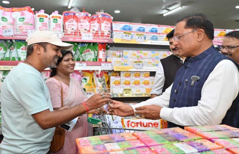 जब मुख्यमंत्री खुद बने ग्राहक : घरेलू सामान की शॉपिंग कर उठाया जीएसटी दरों में कटौती का लाभ