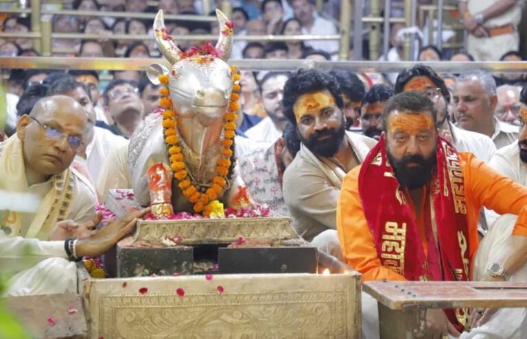 संजय दत्त ने किए महाकाल के दर्शन, भावुक होकर बोले – सालों से आने की कोशिश कर रहा था संजय दत्त ने किए महाकाल के दर्शन, भावुक होकर बोले – सालों से आने की कोशिश कर रहा था