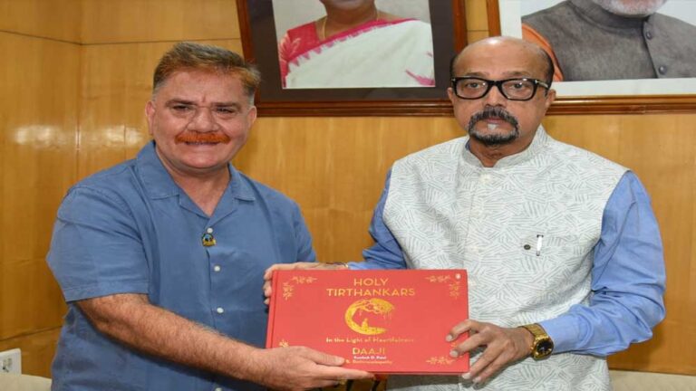 रायपुर : राज्यपाल  डेका से हार्टफुलनेस संस्थान के डायरेक्टर  चॉवला ने की सौजन्य भेंट