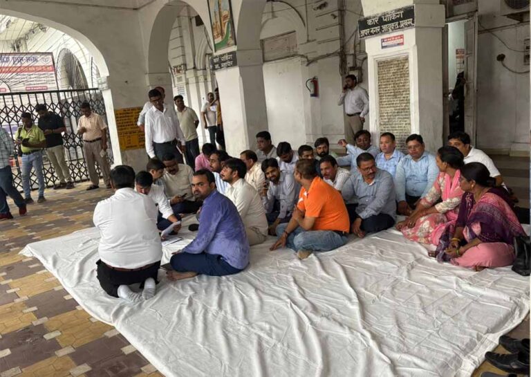 अवैध कब्जा हटाने गई टीम पर FIR, लेखपाल-नायब तहसीलदारों ने धरना दिया अवैध कब्जा हटाने गई टीम पर FIR, लेखपाल-नायब तहसीलदारों ने धरना दिया