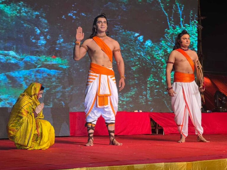 अयोध्या में 120 फीट के मंच पर थ्रीडी तकनीक के साथ शुरू हुई भव्य रामलीला अयोध्या में 120 फीट के मंच पर थ्रीडी तकनीक के साथ शुरू हुई भव्य रामलीला