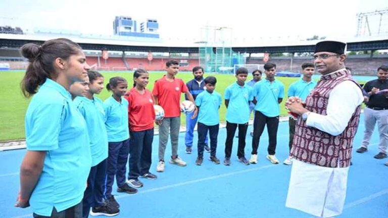 विचारपुर की फुटबॉल टीम से मिले मंत्री सारंग, खिलाड़ियों को दी हौसला अफजाई
