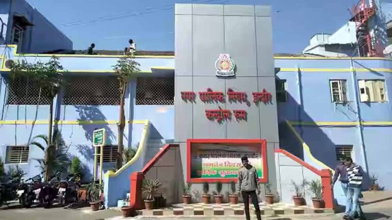 साइनबोर्ड विवाद: इंदौर में नगर निगम के दो कर्मचारियों पर कार्रवाई, एक की नौकरी गई