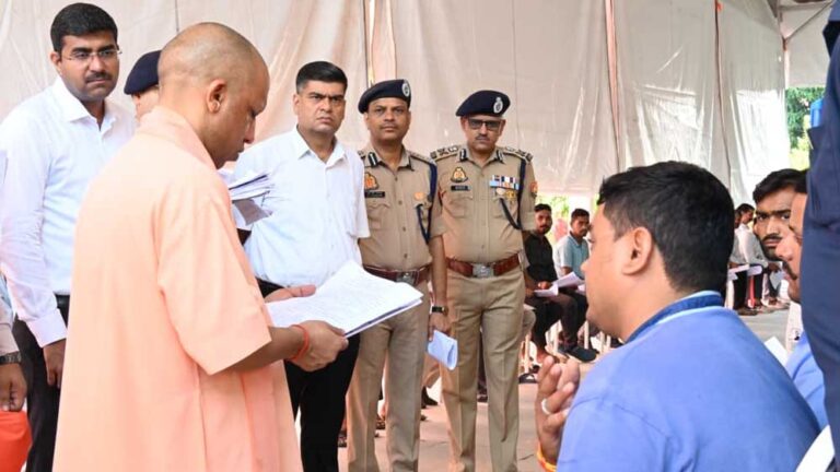 जनता दर्शन में मुख्यमंत्री योगी आदित्यनाथ ने सुनीं 200 लोगों की समस्याएं