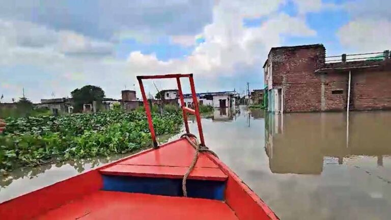 बाढ़ में डूबा ऐतिहासिक घाट, जहां कंस वध के बाद भगवान कृष्ण ने किया था विश्राम बाढ़ में डूबा ऐतिहासिक घाट, जहां कंस वध के बाद भगवान कृष्ण ने किया था विश्राम