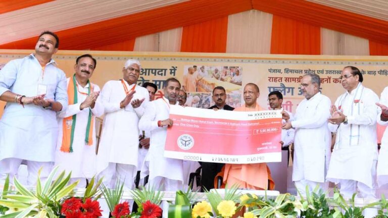 मुख्यमंत्री योगी आदित्यनाथ ने बाढ़ प्रभावित राज्यों के लिए राहत सामग्री से भरे ट्रकों को दिखाई हरी झंडी