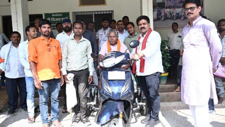 रायपुर में उप मुख्यमंत्री विजय शर्मा ने दिव्यांग युवक को दी स्कूटी, कहा- आगे बढ़ने से मत रुको