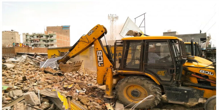 गुजरात में बड़ी कार्रवाई: साबरमती तट पर 700+ निर्माण ढहाए गए, प्रशासन का सख्त एक्शन