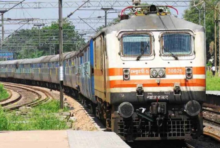 यात्रियों की सहूलियत के लिए रेलवे का बड़ा फैसला, इन 15 ट्रेनों में बढ़े फेरे