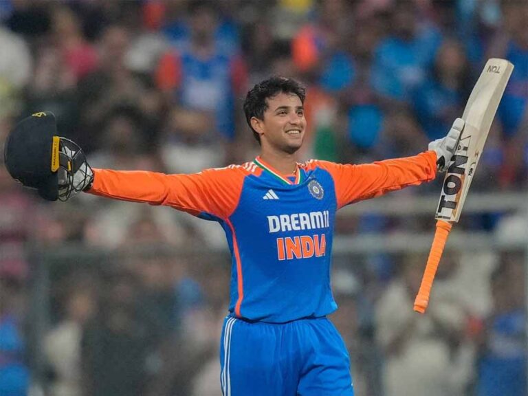 अभिषेक शर्मा ने पारी की शुरुआत में मारा छक्का, क्रिकेट की दुनिया में किया कमाल अभिषेक शर्मा ने पारी की शुरुआत में मारा छक्का, क्रिकेट की दुनिया में किया कमाल