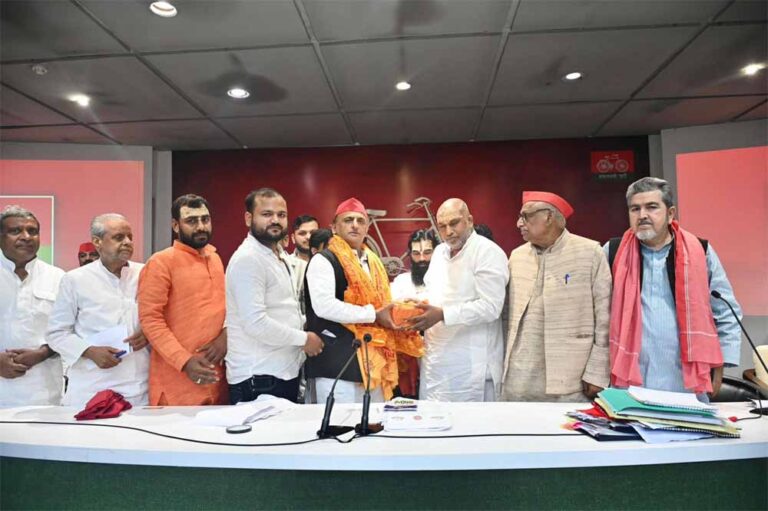 अखिलेश यादव से आज महंत श्री रमेश दास जी महाराज ने भेंट की अखिलेश यादव से आज महंत श्री रमेश दास जी महाराज ने भेंट की