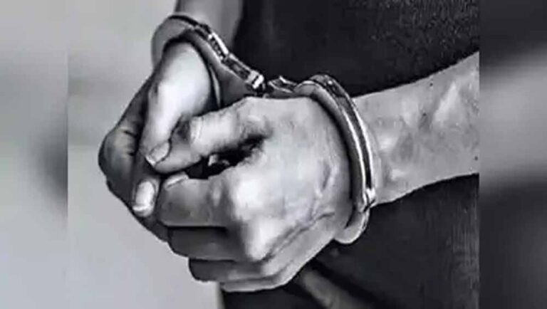 सदी पुरानी लाइसेंसी बंदूक की दुकान में गिरफ्तार तीन आरोपी, अवैध हथियारों का हुआ खुलासा