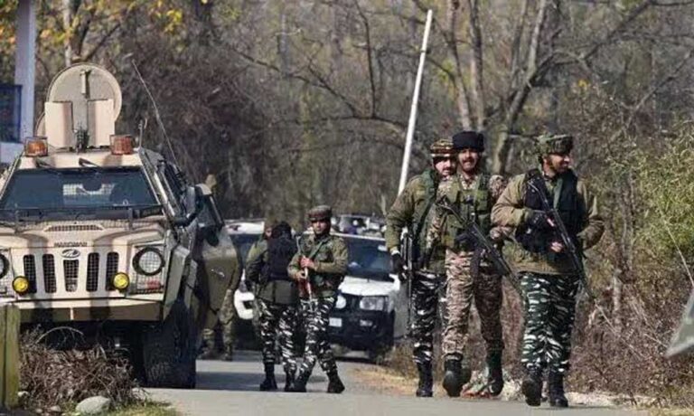 जम्मू-कश्मीर के कुलगाम में सुरक्षाबलों और आतंकियों के बीच मुठभेड़, एक ढेर, तीन जवान घायल जम्मू-कश्मीर के कुलगाम में सुरक्षाबलों और आतंकियों के बीच मुठभेड़, एक ढेर, तीन जवान घायल