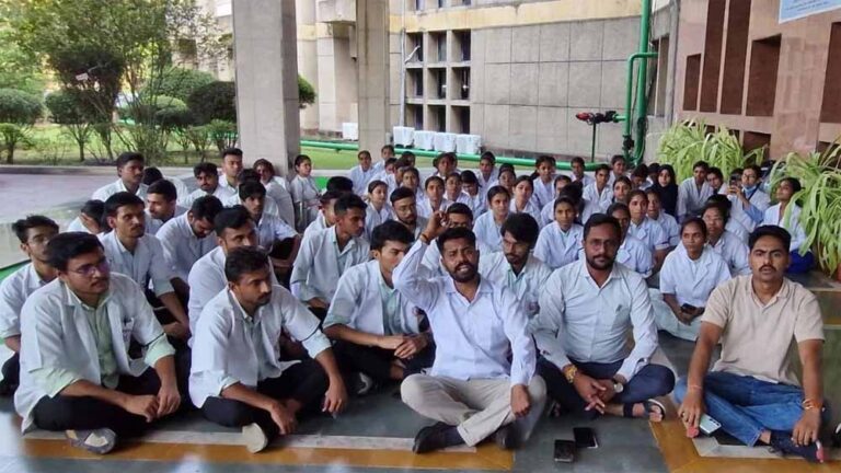 नर्सिंग छात्रा की मौत से हड़कंप! बीएमएचआरसी में लापरवाही का आरोप, निदेशक के खिलाफ सख्त कदम की मांग नर्सिंग छात्रा की मौत से हड़कंप! बीएमएचआरसी में लापरवाही का आरोप, निदेशक के खिलाफ सख्त कदम की मांग