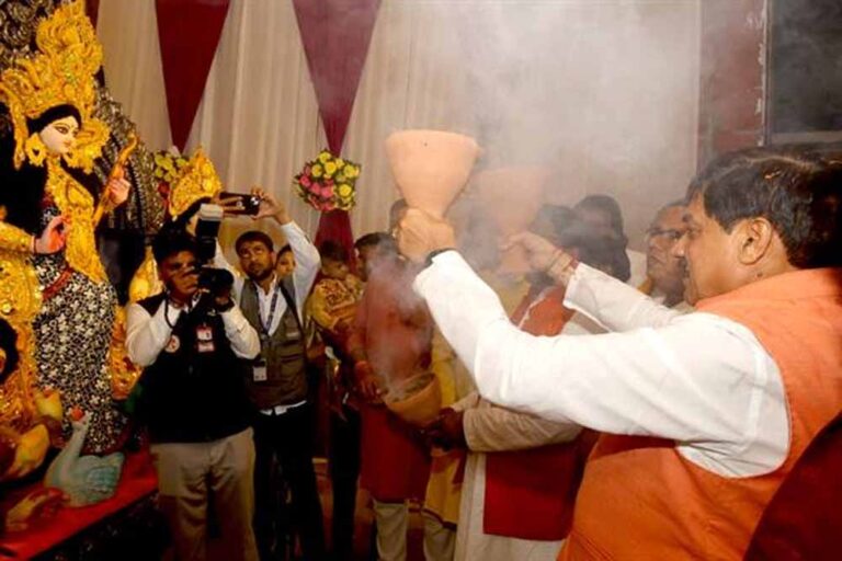 मुख्यमंत्री डॉ. यादव ने बंगाली मार्केट और ऋषि नगर में माता काली और माता शक्ति का पूजन किया मुख्यमंत्री डॉ. यादव ने बंगाली मार्केट और ऋषि नगर में माता काली और माता शक्ति का पूजन किया